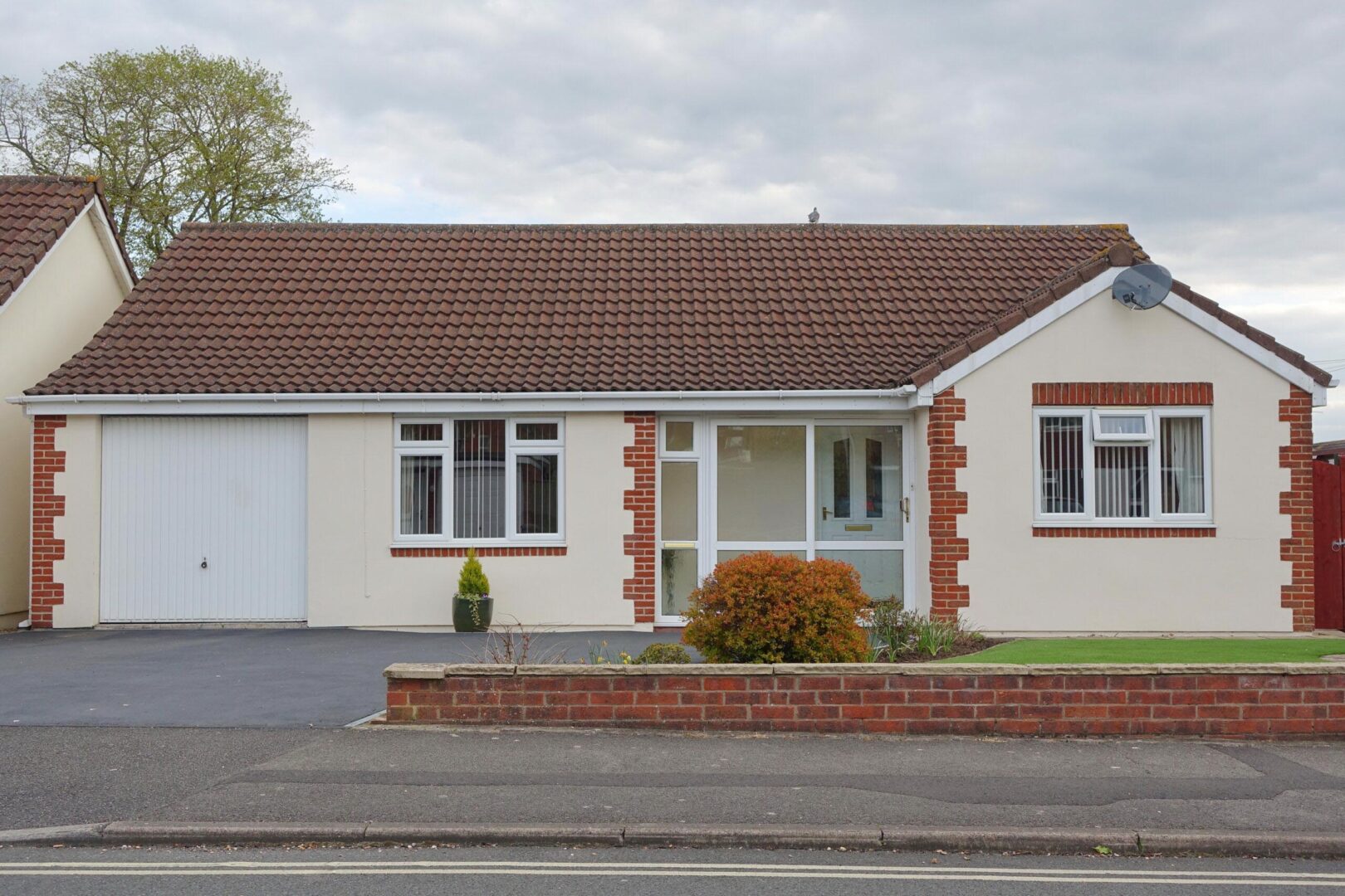 singlestoreybungalowhouseonastreetonanenglish-2